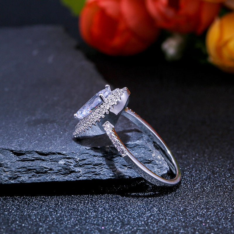 Fashion Jewelry Pear Cut Zircon Cocktail Rings for Women in Silver Color