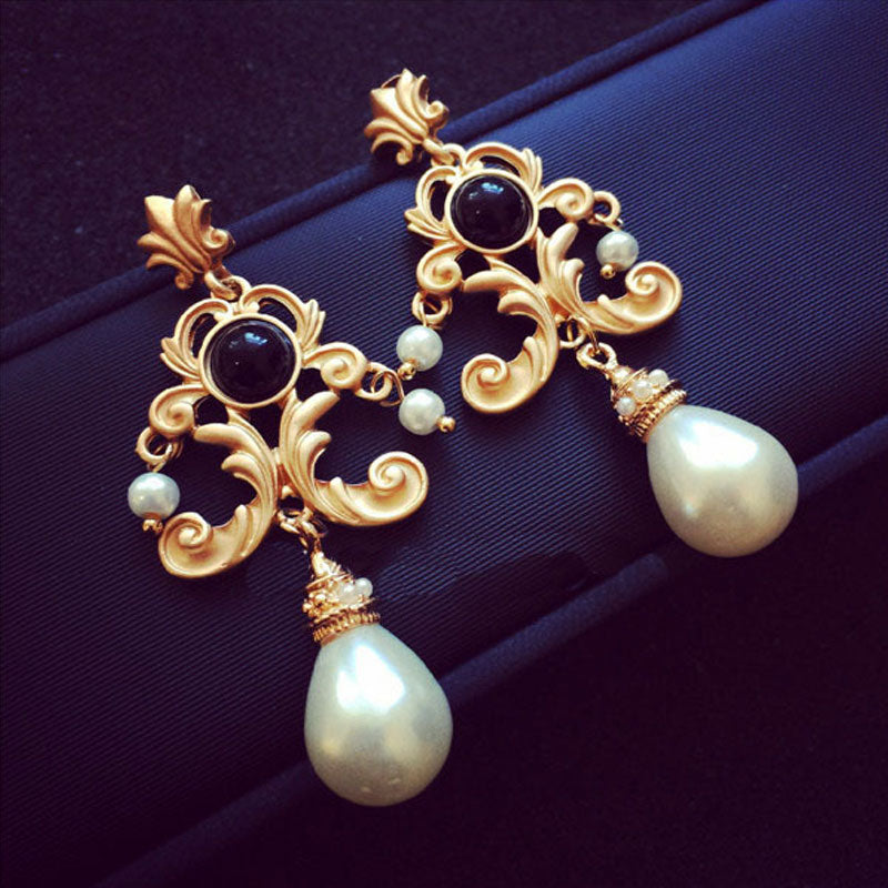 Statement Jewelry Big Quatrefoil Pearl Drop Earrings with Zircon in Gold Color