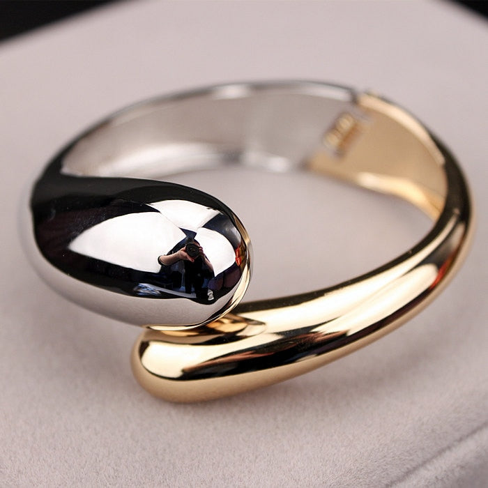 Fashion Jewelry Alloy Simple Bangles Bracelets for Women in Gold Color