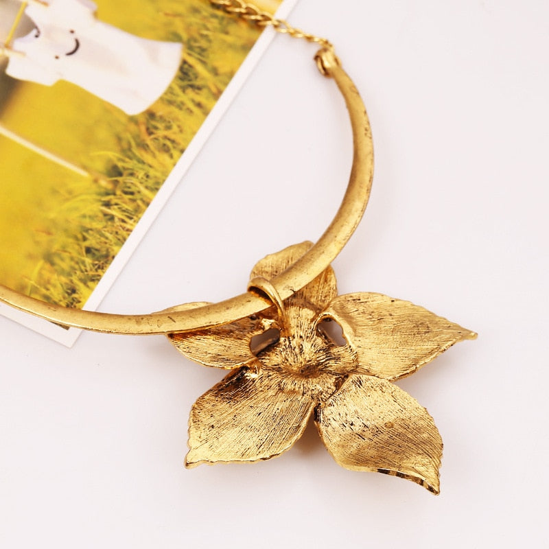 Statement Jewelry Vintage Big Flower Pendant Necklace for Women in Gold Color