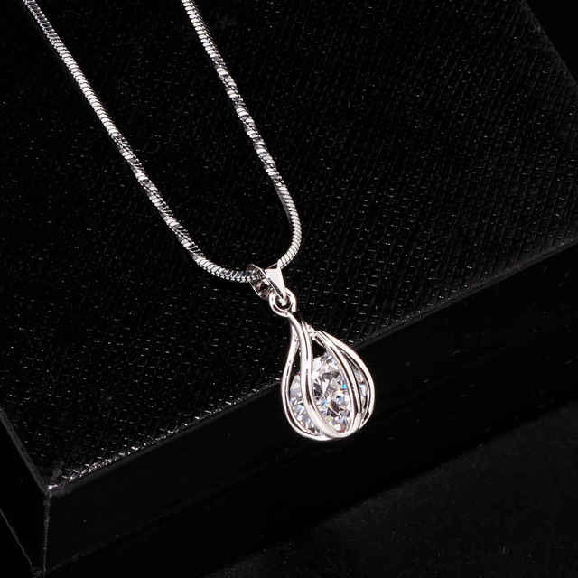 Fashion Jewelry Simple Cubic Zirconia Pendant Necklace for Women in Silver Color