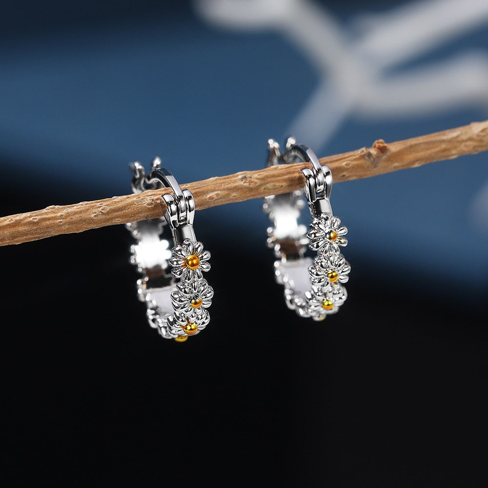 Trendy Jewelry Daisy Flower Hoop Earrings for Women with Zircon in Silver Color