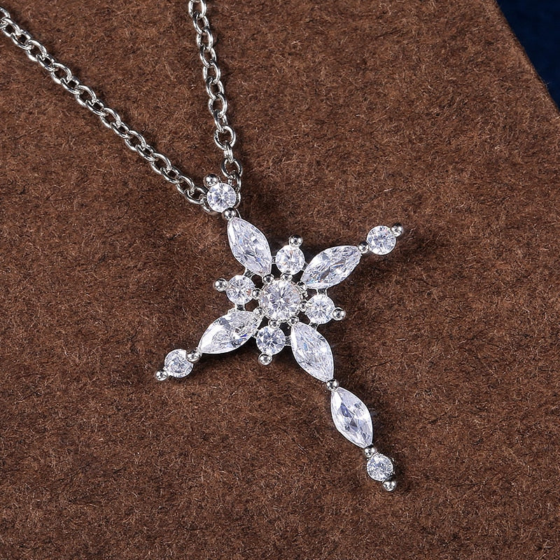 Fashion Jewelry Delicate Cross Pendant Necklaces for Women with Zircon in Silver Color