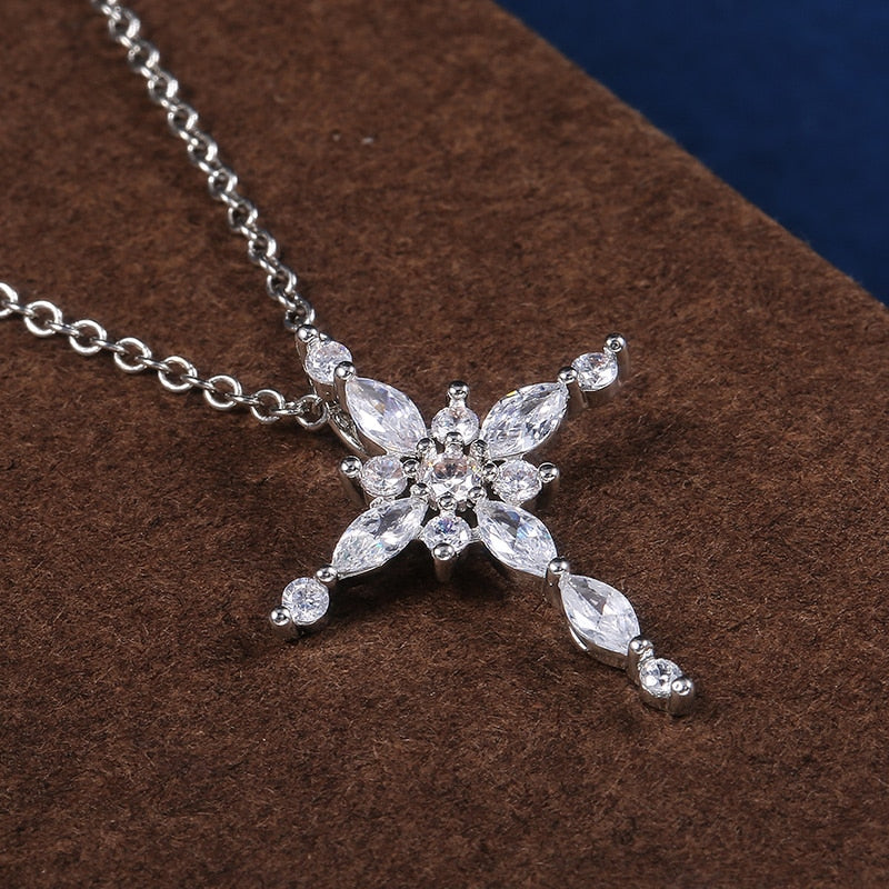 Fashion Jewelry Delicate Cross Pendant Necklaces for Women with Zircon in Silver Color