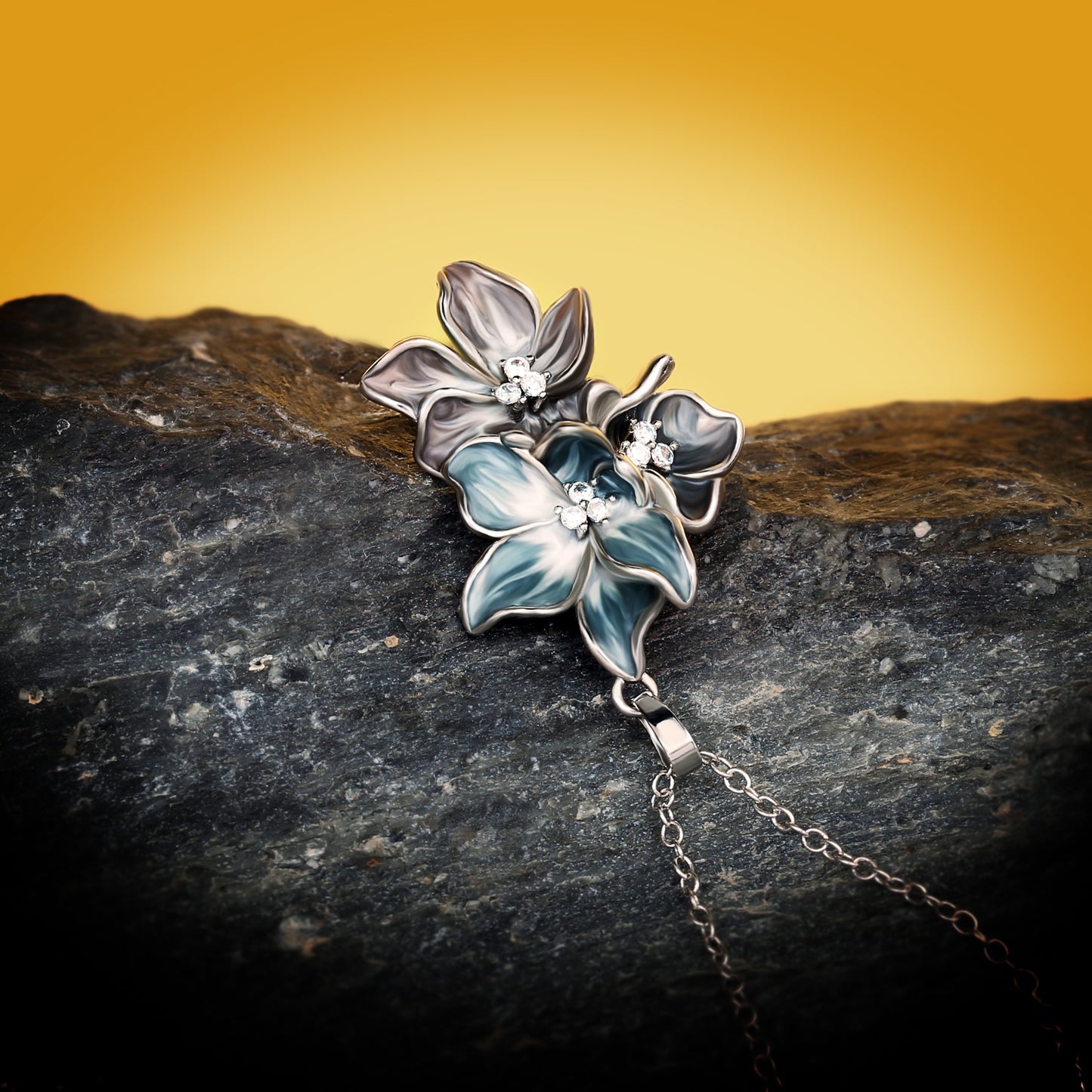 Fashion Jewelry Elegant Flower Enamel Pendant Necklaces in Silver Color