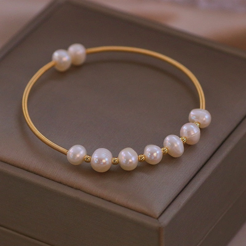 Fashion Jewelry Charm Natural Freshwater Pearls Bangle Bracelet for Women in Gold Color