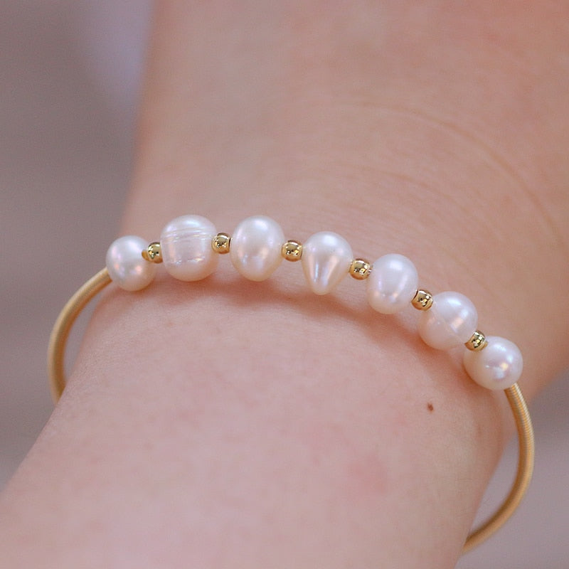 Fashion Jewelry Charm Natural Freshwater Pearls Bangle Bracelet for Women in Gold Color