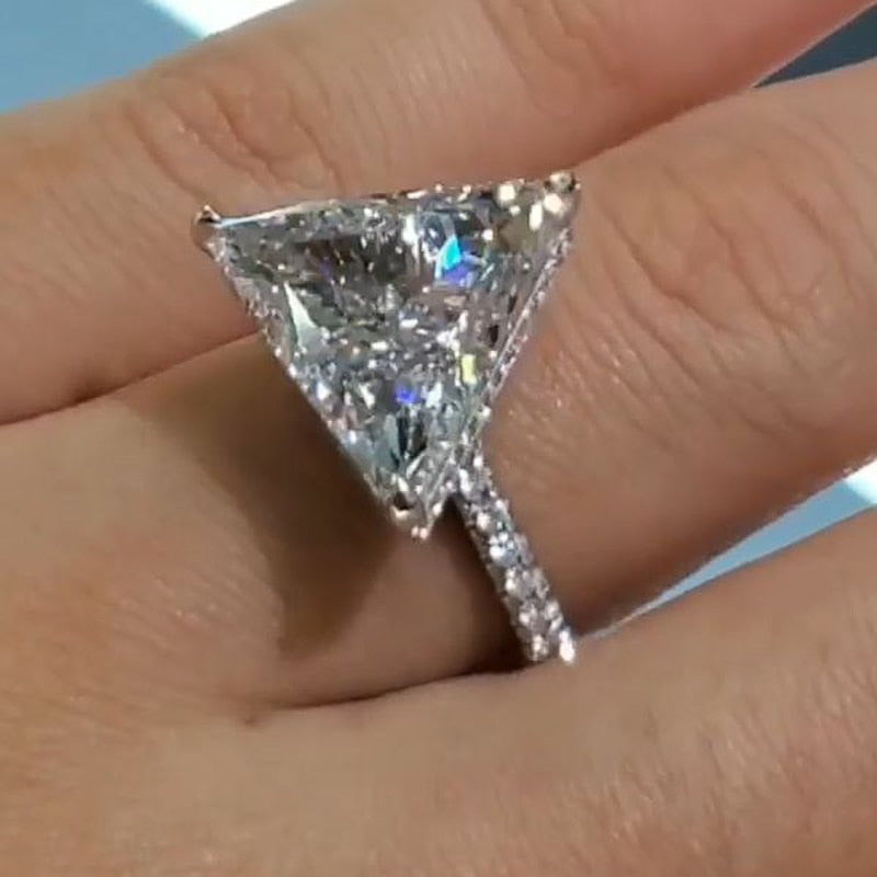 Trendy Jewelry Unique White Triangle Cubic Zircon Cocktail Ring for Women
